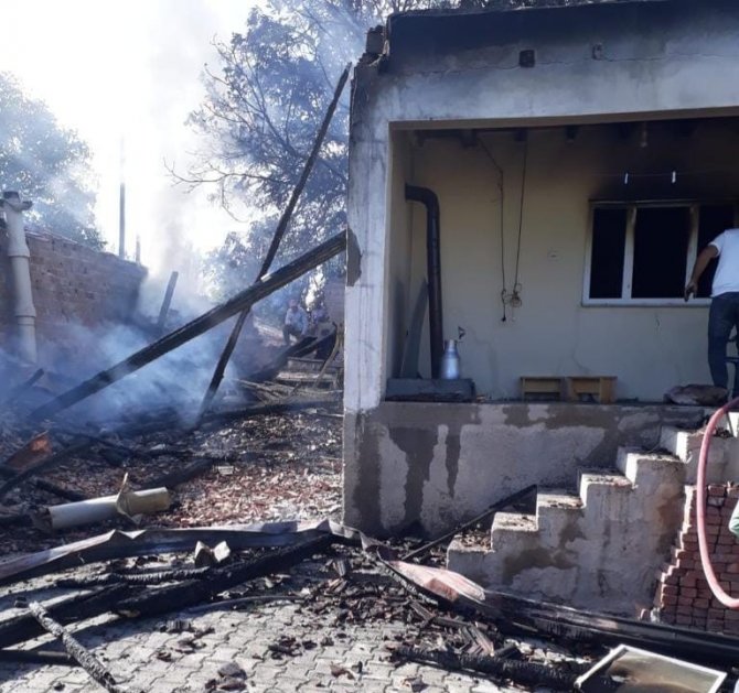 Evde Çıkan Yangın Ahır Ve Tandıra Sıçradı