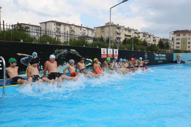 2 Bin 500 Öğrenciye Yüzme Öğretiliyor