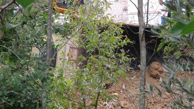 Devrilen Kamyondan Canını Kurtarmak İçin Atlarken Altında Kaldı