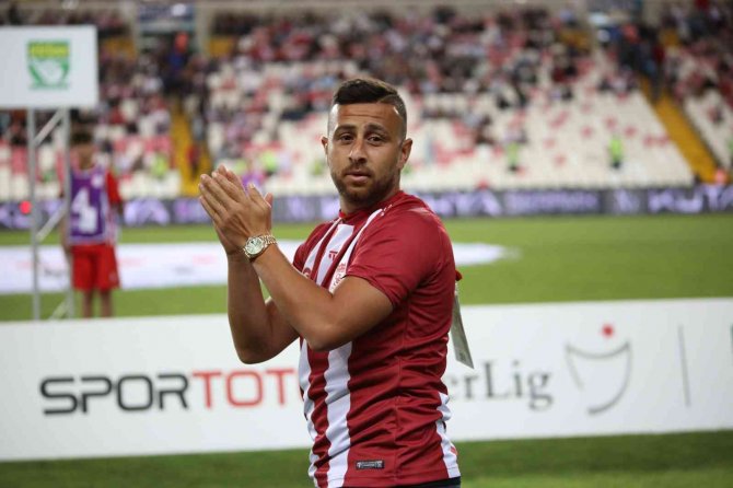 Sivasspor’un Yeni Transferi Dia Saba Stadyumda Taraftarı Selamladı