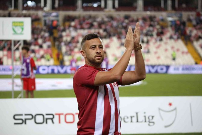 Sivasspor’un Yeni Transferi Dia Saba Stadyumda Taraftarı Selamladı