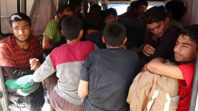 Van’da 10 Kişilik Minibüste 20 Düzensiz Göçmen Yakalandı