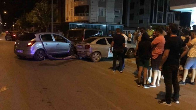 Alkollü Sürücü Park Halindeki Araçlara Çarptı: 1 Yaralı
