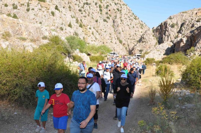 Eğitimciler Demirkazık Eteklerinde Sağlıklı Yaşam Yürüyüşü Yaptı