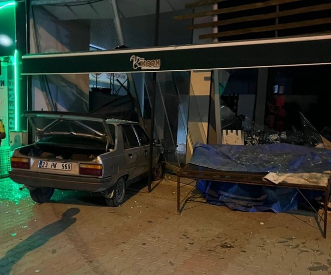 Elazığ’da Kontrolden Çıkan Araç İş Yerine Girdi