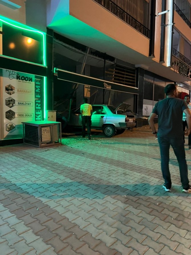 Elazığ’da Kontrolden Çıkan Araç İş Yerine Girdi
