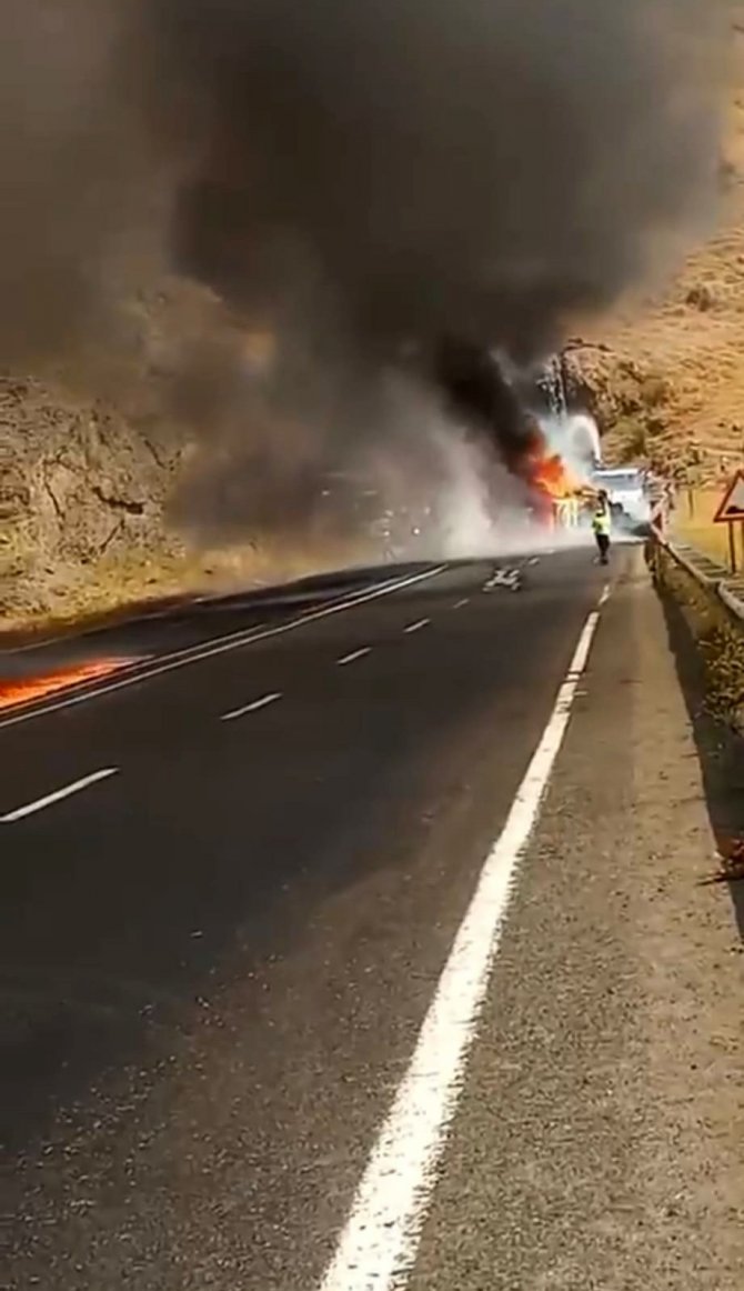 Ağrı’da Kafa Kafaya Çarpışan Çekici Ve Kamyon Alev Aldı: 1 Yaralı