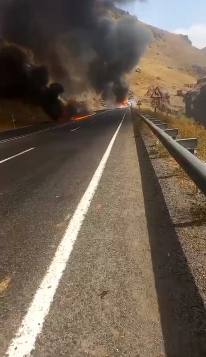 Ağrı’da Kafa Kafaya Çarpışan Çekici Ve Kamyon Alev Aldı: 1 Yaralı