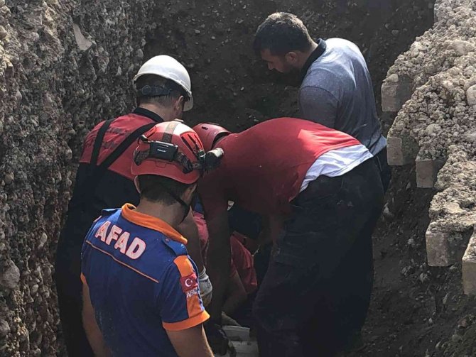 Erzincan’da Göçük Altında Kalan İşçi 3 Saatlik Çalışmayla Kurtarıldı