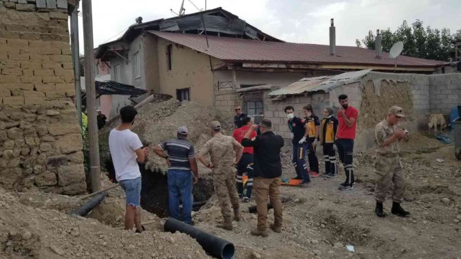 Erzincan’da Göçük, 1 İşçi Kurtarılmaya Çalışılıyor