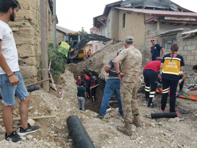 Erzincan’da Göçük, 1 İşçi Kurtarılmaya Çalışılıyor