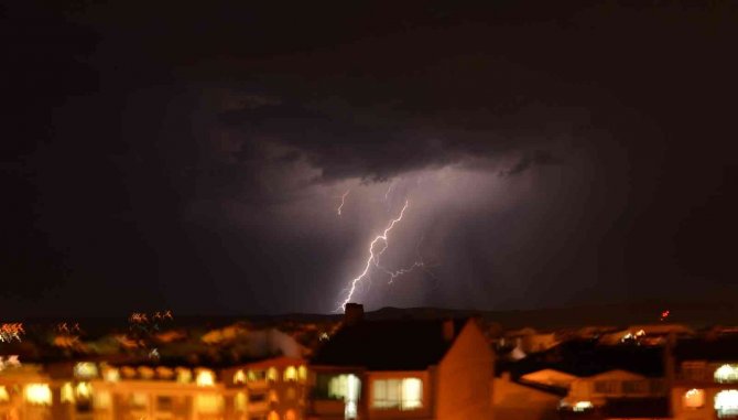 Eskişehir’de Çakan Şimşekler Geceyi Aydınlattı