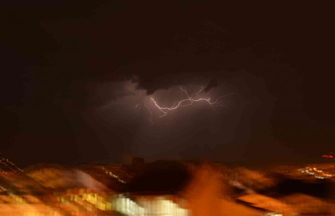 Eskişehir’de Çakan Şimşekler Geceyi Aydınlattı