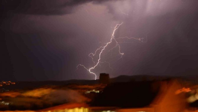 Eskişehir’de Çakan Şimşekler Geceyi Aydınlattı