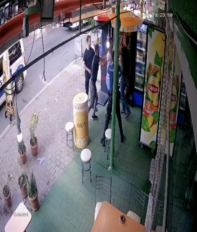 İ̇stanbul’da Tabure, Yumruk Ve Tekmelerin Havada Uçuştuğu Kavga Kamerada