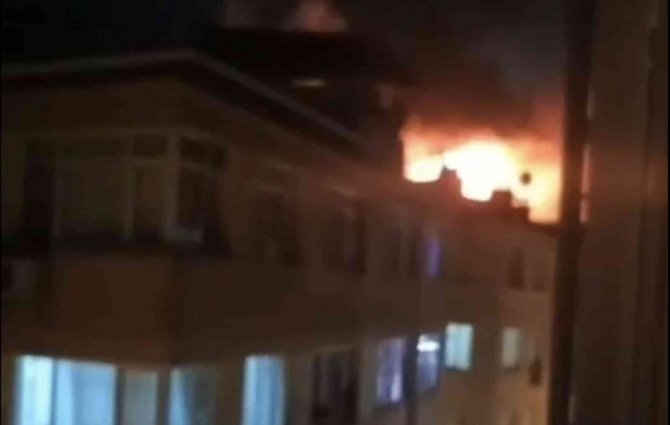 Fatih’te 4 Katlı Binanın Çatısında Korkutan Yangın