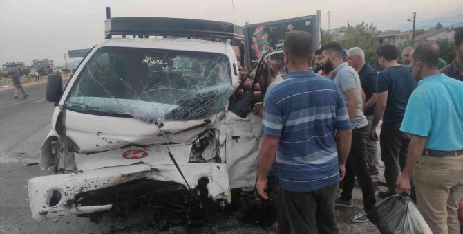 Gaziantep’te Kamyonet İle Otomobil Çarpıştı: 3 Yaralı