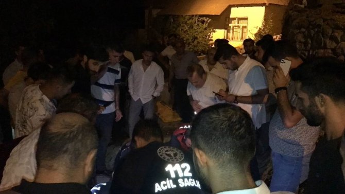 Şemdinli’de Kamyonet Uçuruma Yuvarlandı: 1 Yaralı