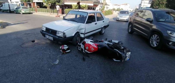 Motosiklet Sürücüsü, Başındaki Kask Sayesinde Kazayı Ucuz Atlattı