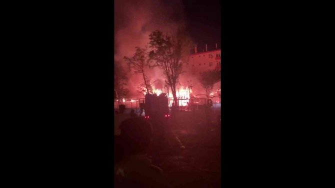 Sancaktepe’de Tek Katlı Gecekondu Alevlere Teslim Oldu
