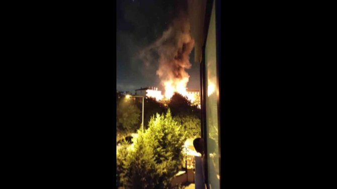 Sancaktepe’de Tek Katlı Gecekondu Alevlere Teslim Oldu