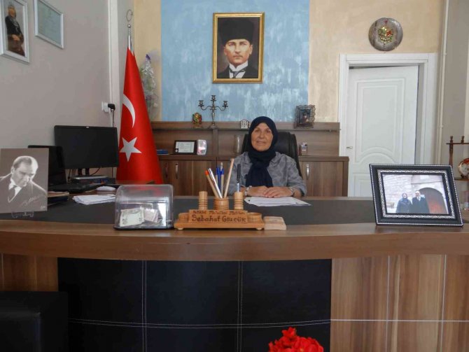 Ayağından Ameliyat Olan Muhtar, Hizmet İçin Evini Muhtarlık Binasına Taşıdı