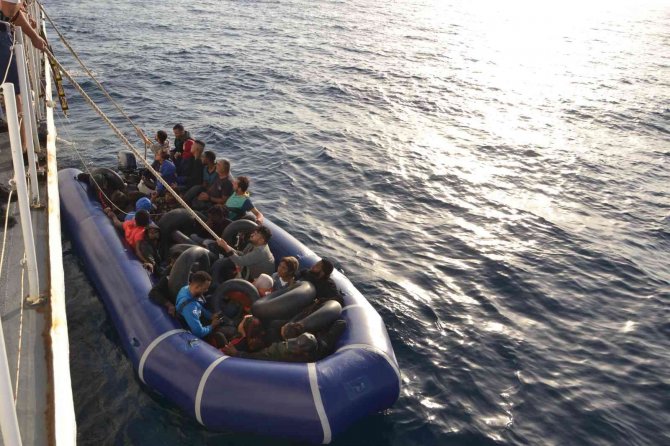 İ̇zmir Açıklarında 101 Düzensiz Göçmen Yakalandı, 128 Göçmen Kurtarıldı