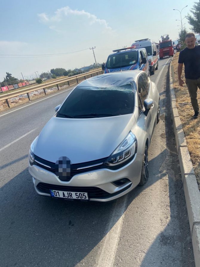 Otomobilin Çarptığı Elektrik Direği Başka Bir Otomobilin Üzerine Devrildi: 5 Yaralı