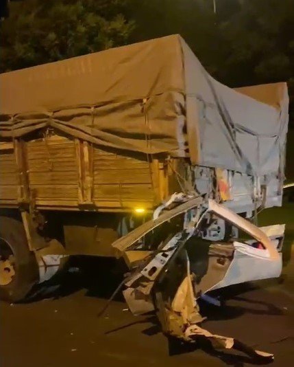 Otomobil Kamyona Çarptı: 1 Yaralı