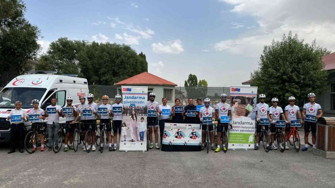 Bin 300 Kilometre Pedal Çevirerek ‘Kadına Şiddete Hayır’ Dediler