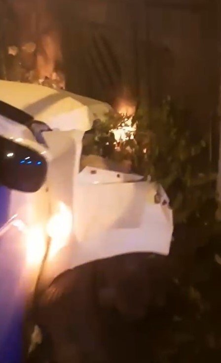 Seyir Halindeki Otomobil Bariyerlere Böyle Çarptı