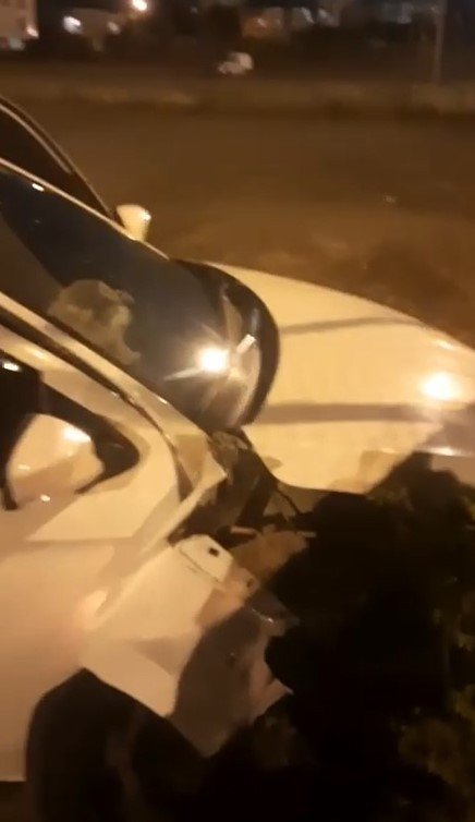Seyir Halindeki Otomobil Bariyerlere Böyle Çarptı