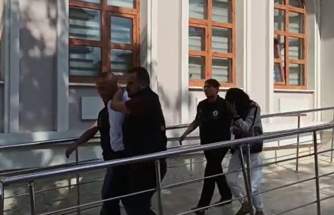 Eğlence Merkezi Önündeki Cinayetin Şüphelilerini Kırmızı Araçları Yakalattı