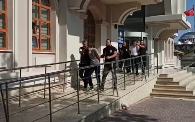 Eğlence Merkezi Önündeki Cinayetin Şüphelilerini Kırmızı Araçları Yakalattı