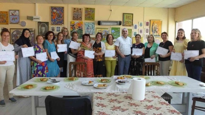 Burhaniye’de Kadın Ressamlar Belgelerini Aldı