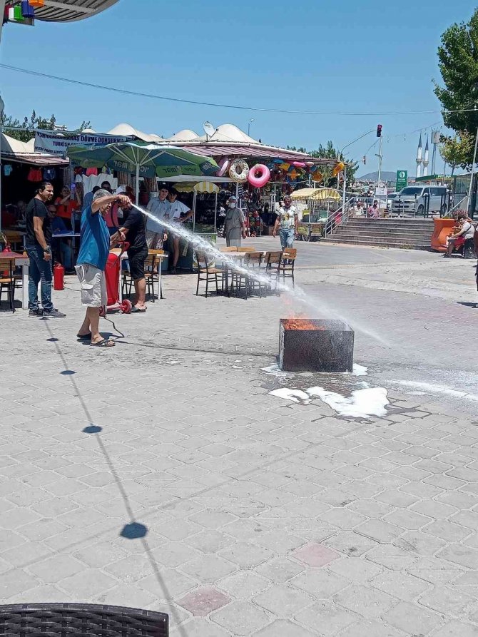 Kuşadası Nazilli Halk Pazar’ında Yangın Söndürme Eğitimi Verildi
