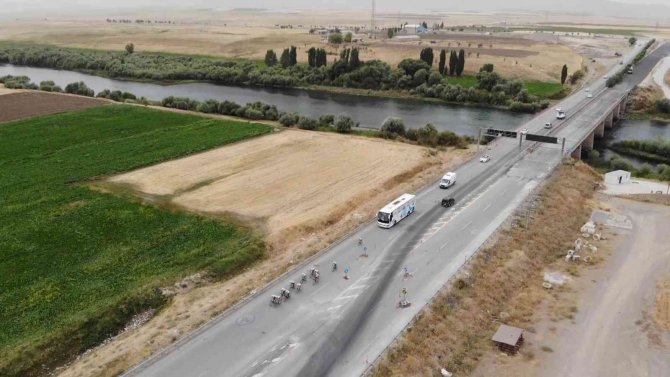 Malazgirt Ve Ahlat Kutlamaları İçin Bin 350 Kilometre Pedalladılar