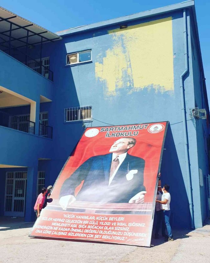 Okulun Dev Atatürk Posteri Yenilendi