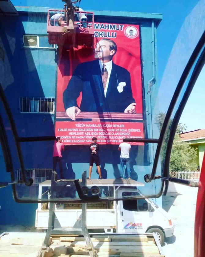 Okulun Dev Atatürk Posteri Yenilendi