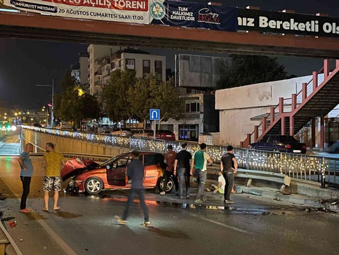 Sürücüsünün Direksiyon Hakimiyetini Kaybettiği Araç Bariyerlere Çarptı