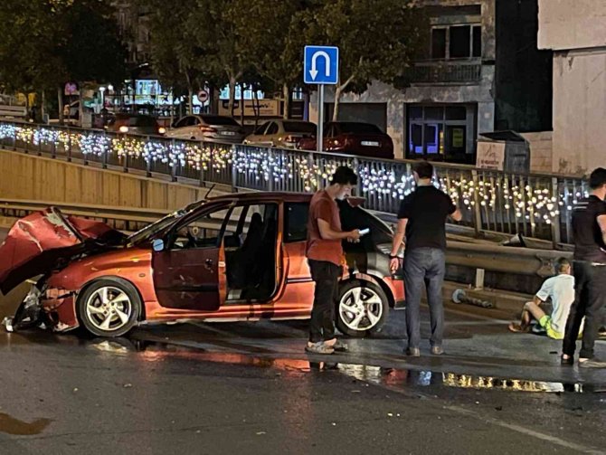 Sürücüsünün Direksiyon Hakimiyetini Kaybettiği Araç Bariyerlere Çarptı