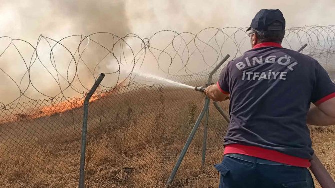 Bingöl’de Eğitim Atışı Sırasında Yangın Çıktı: Kurumuş Otların Bulunduğu Yaklaşık 10 Dönümlük Alan Kül Oldu