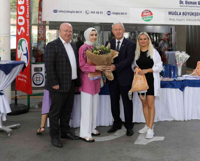 Üniversite Öğrencilerine Başkan Gümüş’ten Karanfilli Karşılama