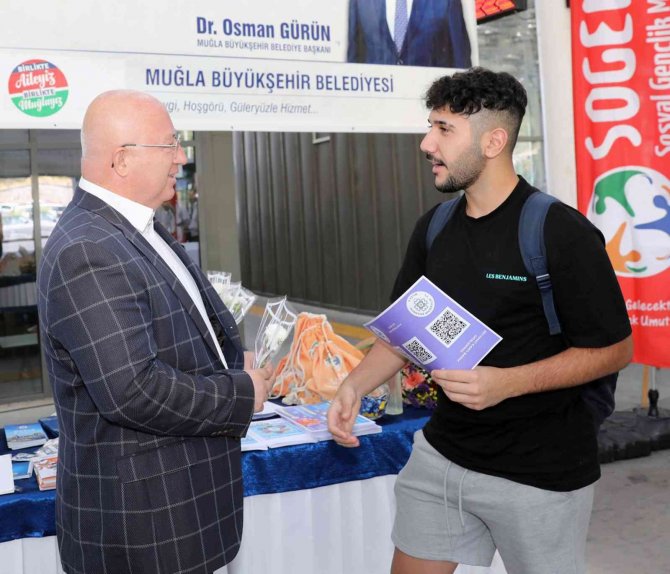 Üniversite Öğrencilerine Başkan Gümüş’ten Karanfilli Karşılama