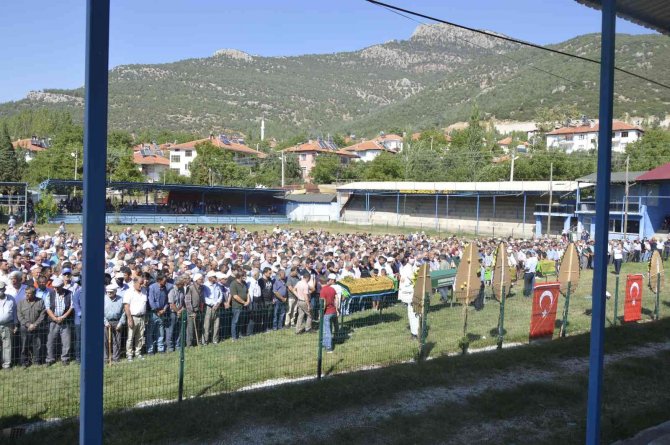 Muğla’daki Kazada Hayatını Kaybeden 4 Kişi Burdur’da Toprağa Verildi