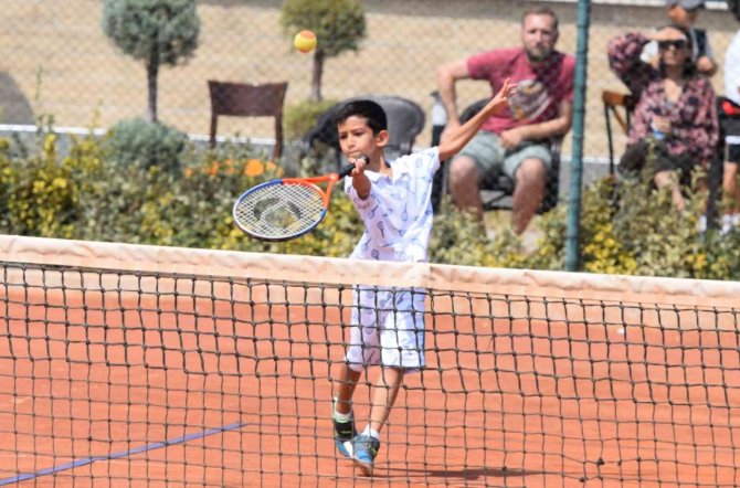 Nilüfer’de Miniklerin Tenis Heyecanı