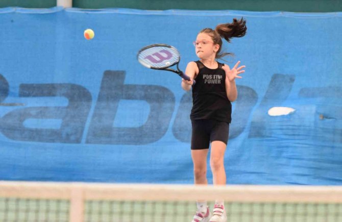 Nilüfer’de Miniklerin Tenis Heyecanı