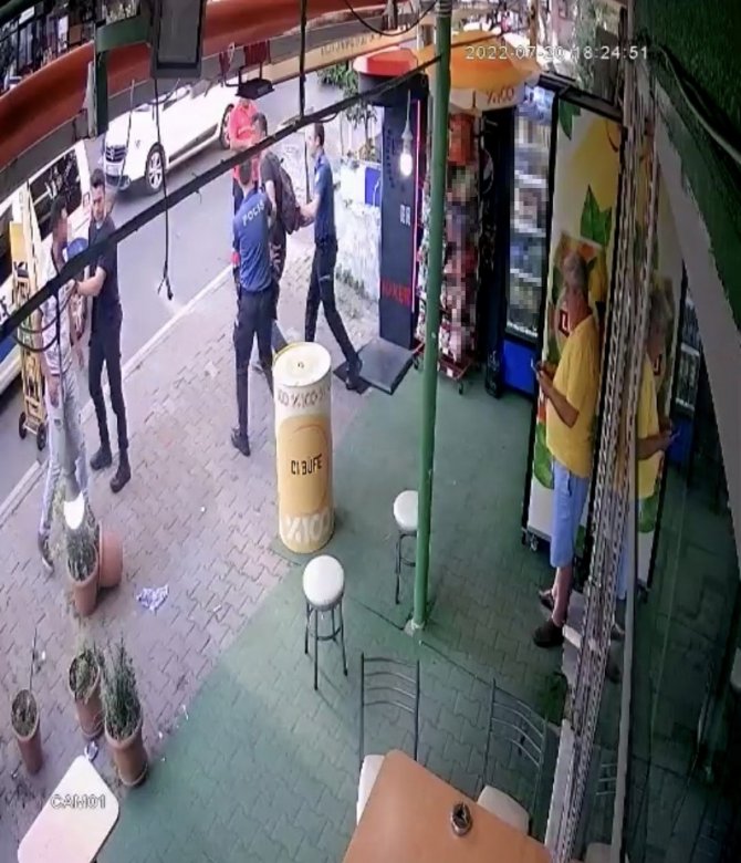 İ̇stanbul’da Tabure, Yumruk Ve Tekmelerin Havada Uçuştuğu Kavga Kamerada