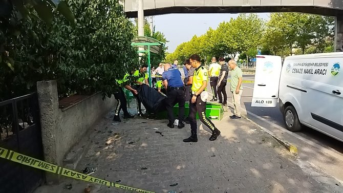 Kontrolden Çıkan Otomobil Durağa Girdi: 1 Ölü, 3 Yaralı