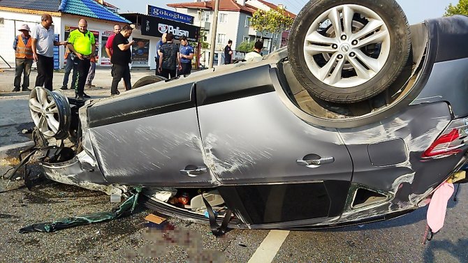 Kontrolden Çıkan Otomobil Durağa Girdi: 1 Ölü, 3 Yaralı